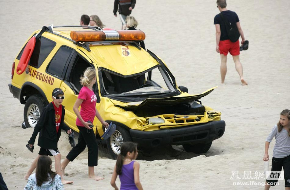 加州海灘驚現“金剛”腳
