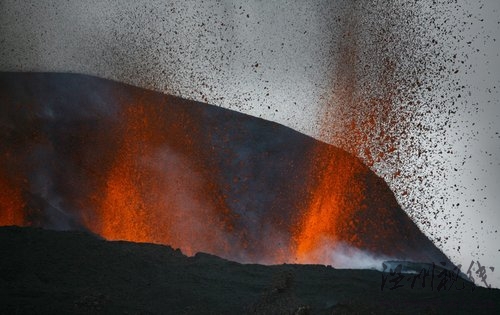 冰島火山持續噴發 熔巖從火山口射出(組圖)