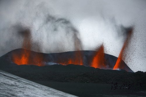 冰島火山持續噴發 熔巖從火山口射出(組圖)