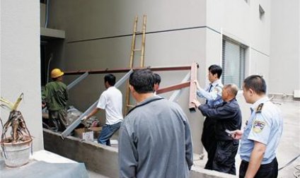 強壯男子打倒負責強拆執法城管隊員