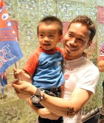 小球迷送別長友佑都