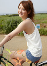 佐々木希騎自行車也很好看 佐佐木希穿著無袖T恤衫熱褲休閑