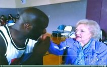 奧尼爾被扇耳光 奧尼爾搞怪向89歲好萊塢影星貝蒂·