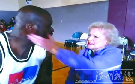 球星奧尼爾搞怪向89歲影后求婚當場遭扇耳光