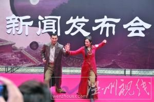 昨日，趙文卓與楊冪比劃亮相。