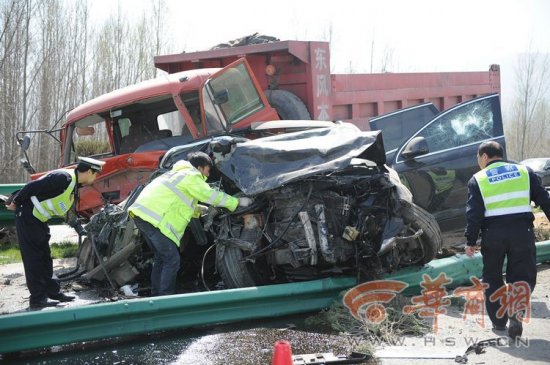 卡車沖撞迎親車隊