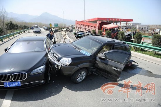 卡車沖撞迎親車隊