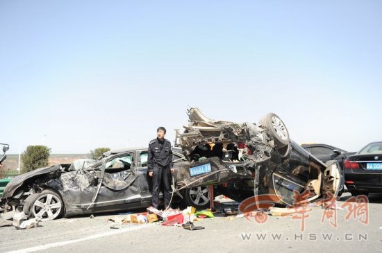 卡車沖撞迎親車隊