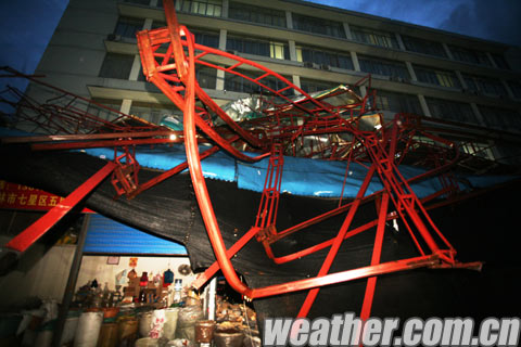 五里店蔬果批發(fā)市場(chǎng)內(nèi)廣告牌從六樓掉下