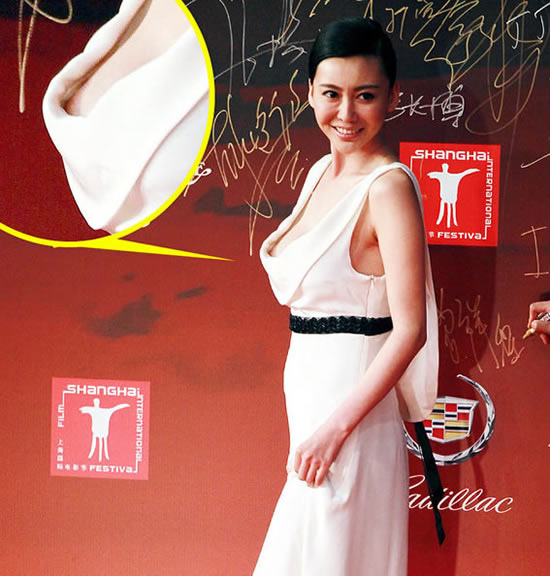 鞏新亮低胸大泄春光無(wú)碼