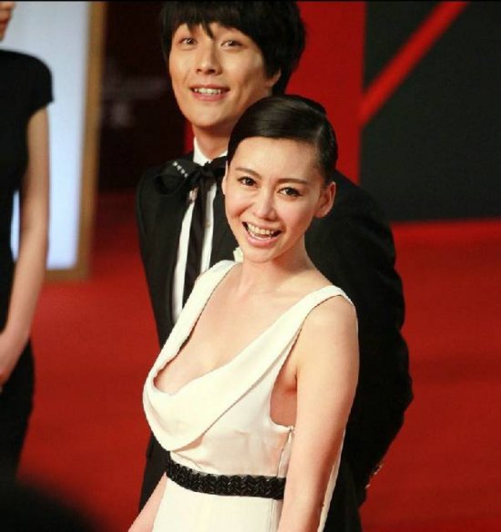 鞏新亮低胸大泄春光無(wú)碼