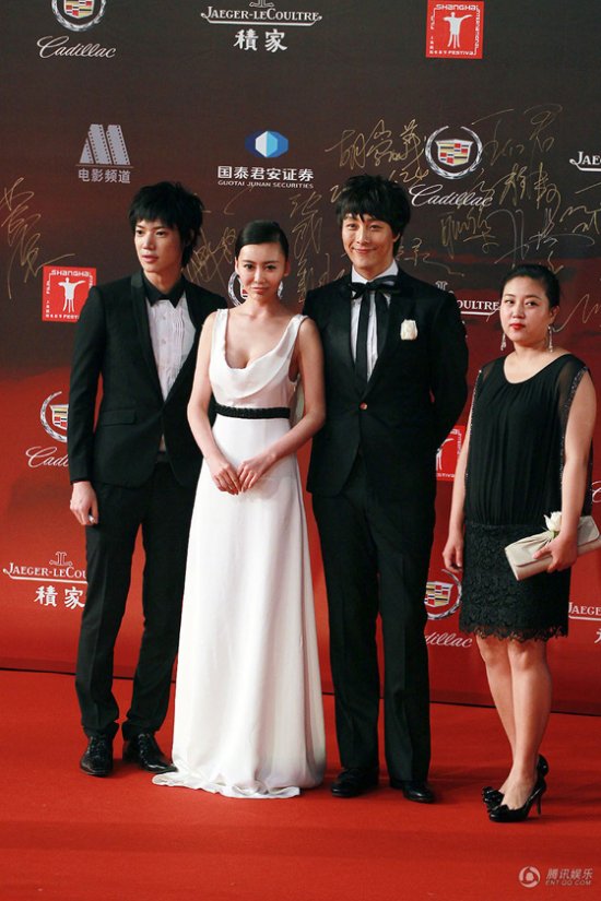 鞏新亮低胸大泄春光無(wú)碼