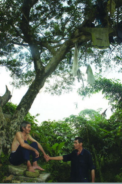 吳會周在樹上住久了，與人交流很困難，常常答非所問。