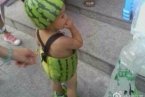 溫州街頭西瓜裝寶寶圖片 父母給寶寶用西瓜皮DIY西瓜