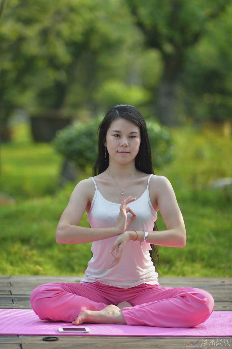 練瑜伽的美女