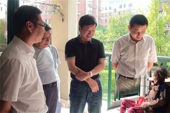 看望百歲老人PS照片