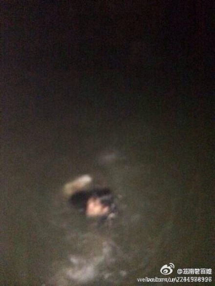 青年把跳河男子拉到岸邊