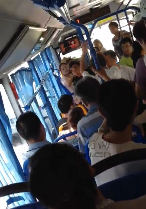 小伙未給老人讓座遭暴打