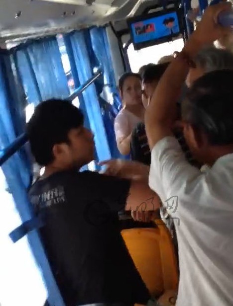 小伙未給老人讓座遭暴打