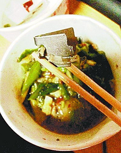 飯菜內(nèi)現(xiàn)鐵鎖