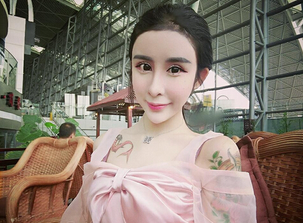 15歲少女為情整容成蛇精