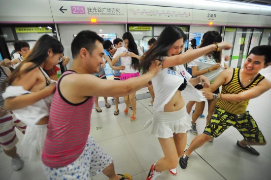 地鐵上演撕衣快閃