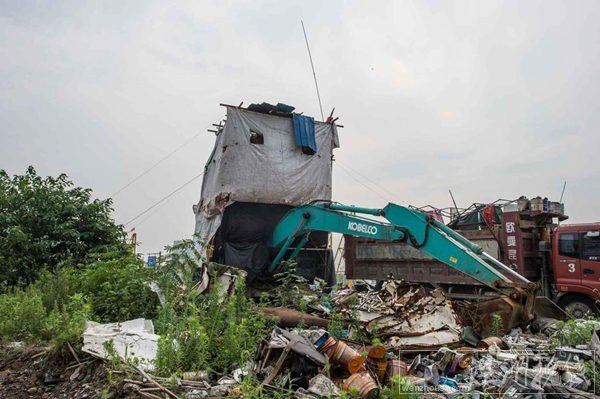 在挖掘機上搭建的小棚