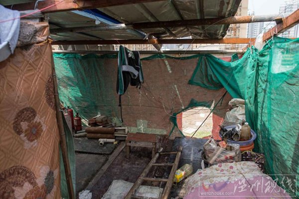 挖掘機上的棚子被戲稱為碉堡