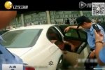笨賊行竊誤將自己反鎖寶馬車內險些悶死