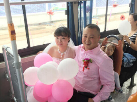 新郎租公交車做婚車