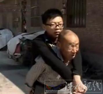 父親背兒上學15年 圖片