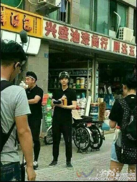 鄭愷在錄制現場吃東西