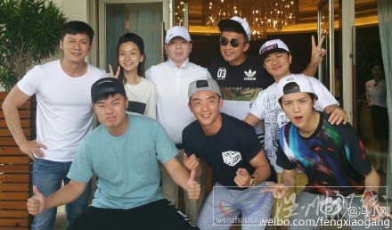 跑男團(tuán)在馮小剛電影公社合影
