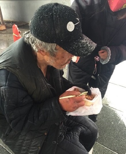 好心人給街頭老人送衣買飯