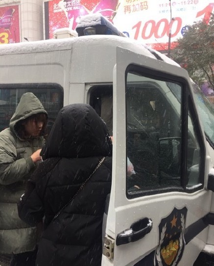 好心人給街頭老人送衣買飯