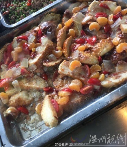 云南農大食堂橘子西紅柿炒面包走紅