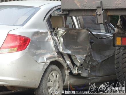 男子和電動車都被壓在貨車前面