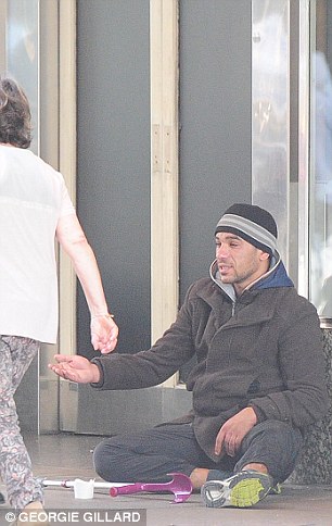 夫妻坐飛機(jī)去乞討