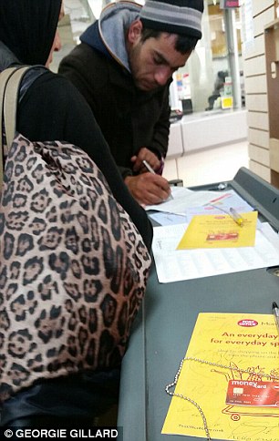 夫妻坐飛機(jī)去乞討