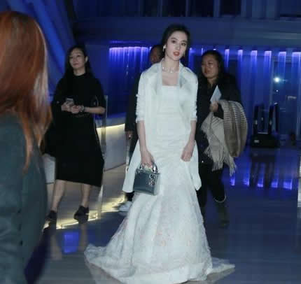 劉亦菲白裙優雅如仙子