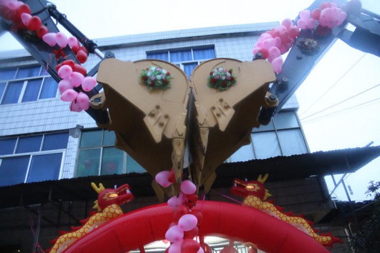 小伙挖掘機當婚車