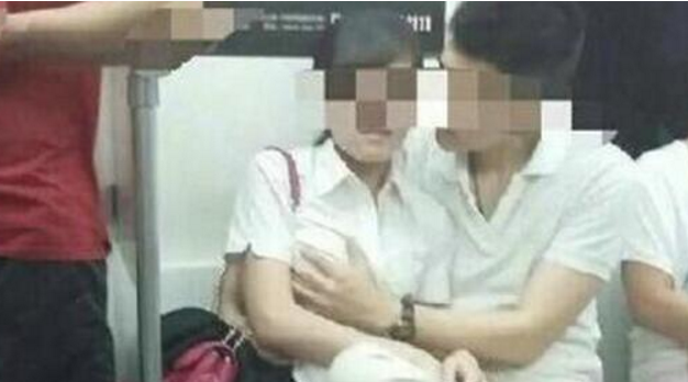 地鐵親吻摸胸被斥