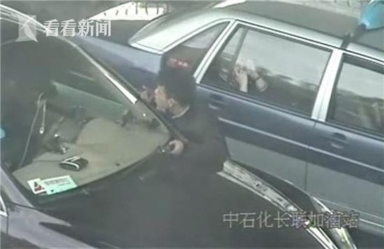 上海現奇葩乞討者