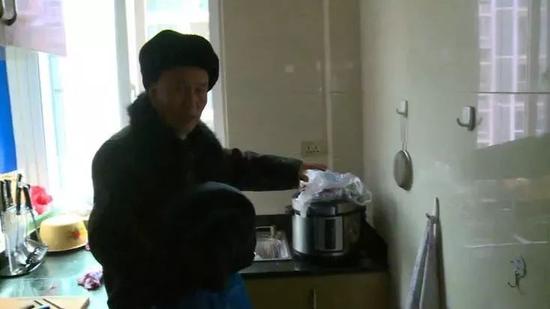 羽絨服突然爆炸