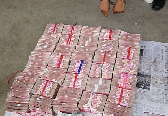 民房墻體摳出百萬