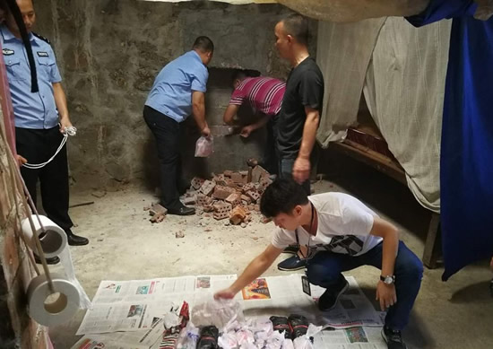 民房墻體摳出百萬