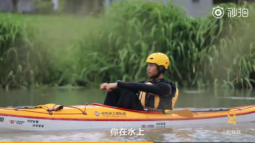 中學老師劃船上班