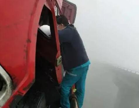 女醫(yī)生懸空救人