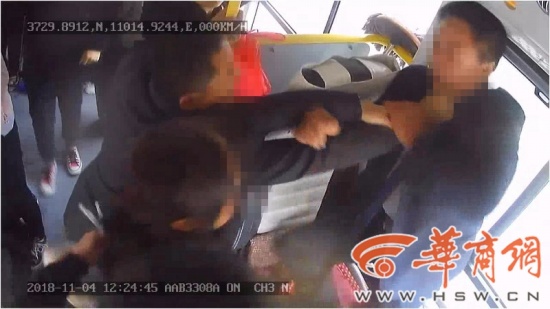 一家圍毆公交司機(jī)