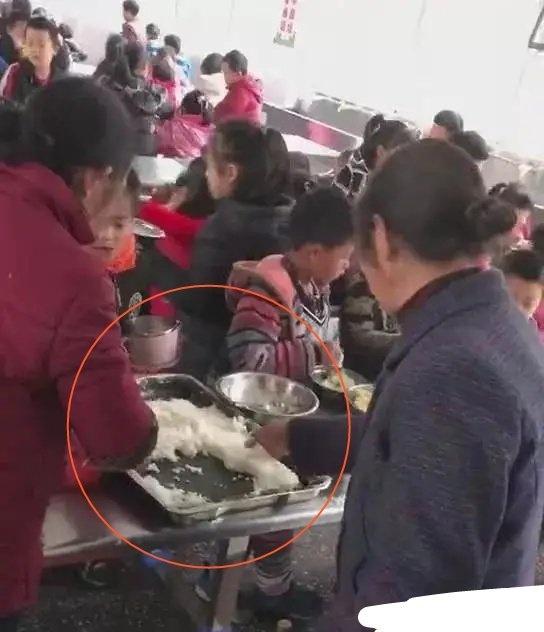 大媽搶小學生飯菜